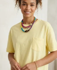 camiseta amarilla bolsillo