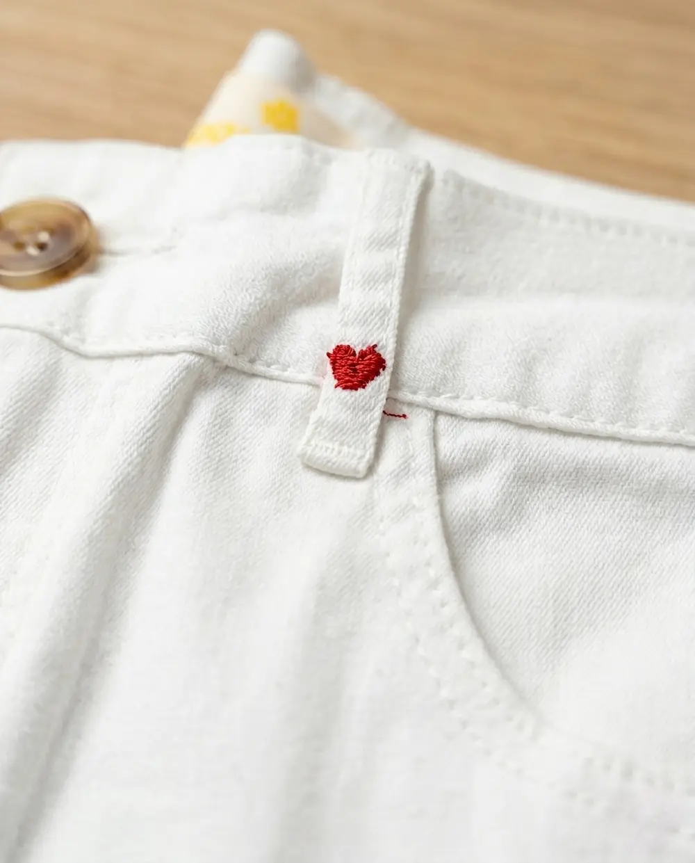 detalle pantalon blanco