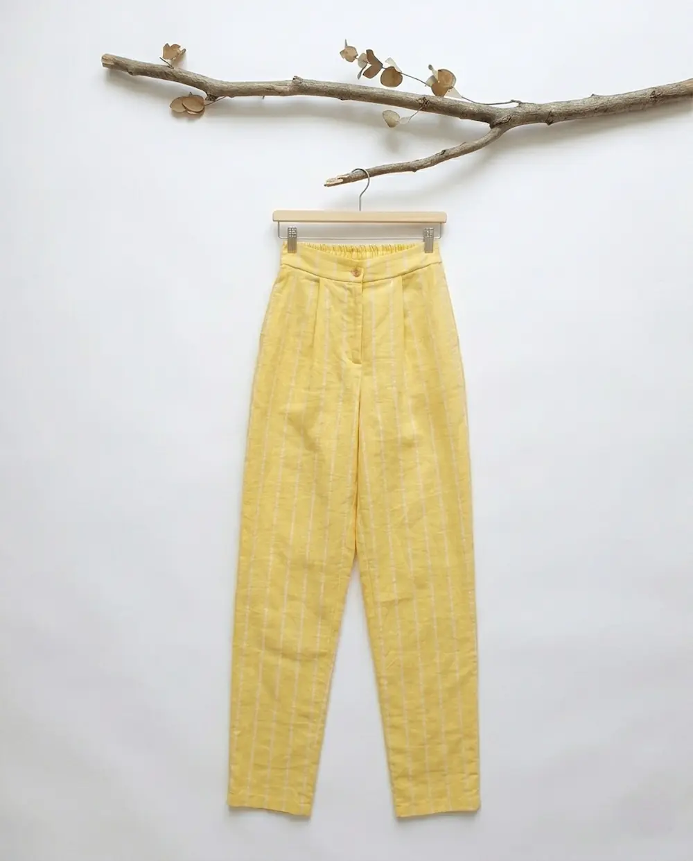 pantalon amarillo rayas blancas