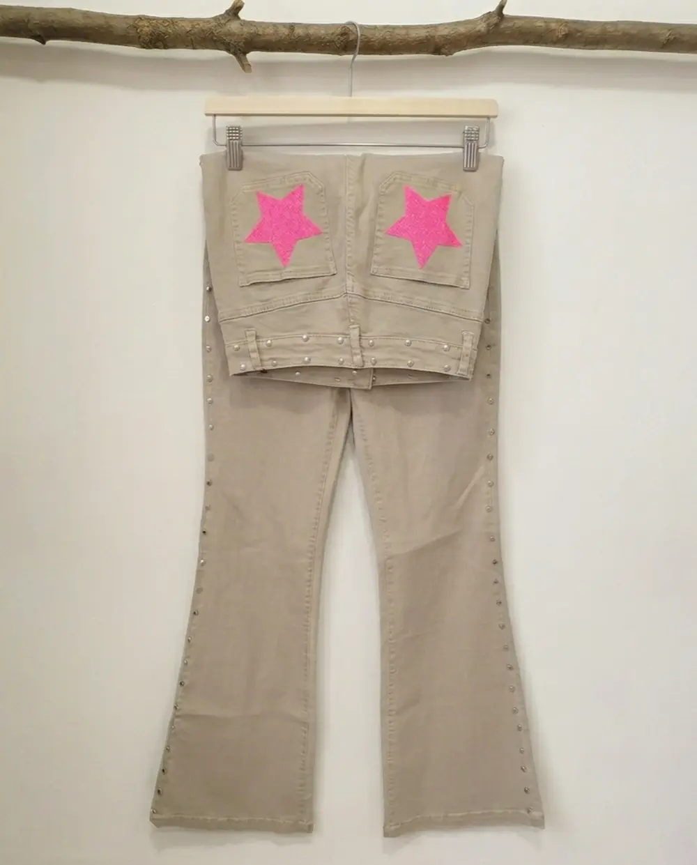 pantalon beige estrellas tachas