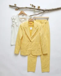 traje amarillo rayas camisa blanca