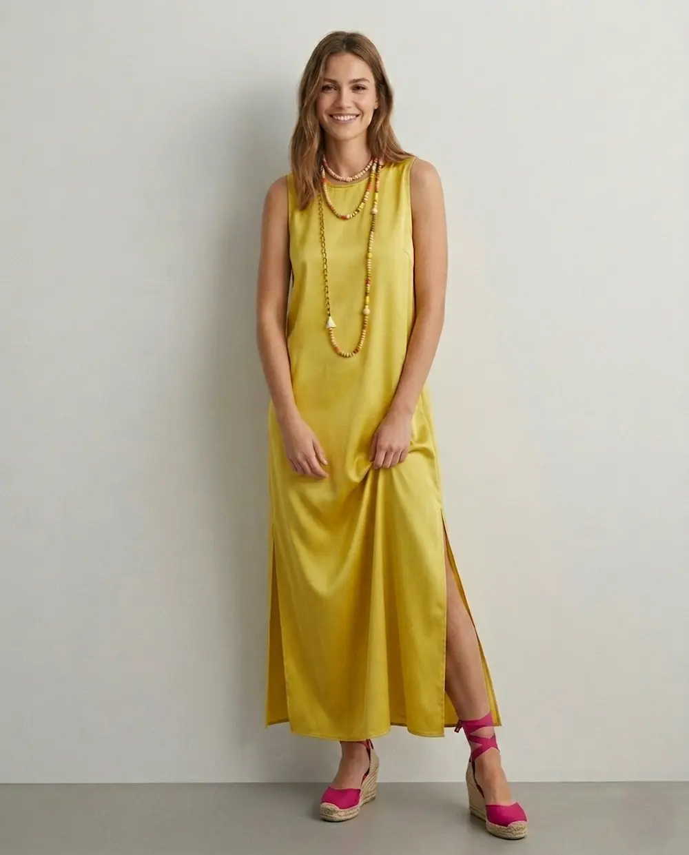 vestido largo amarillo saten model